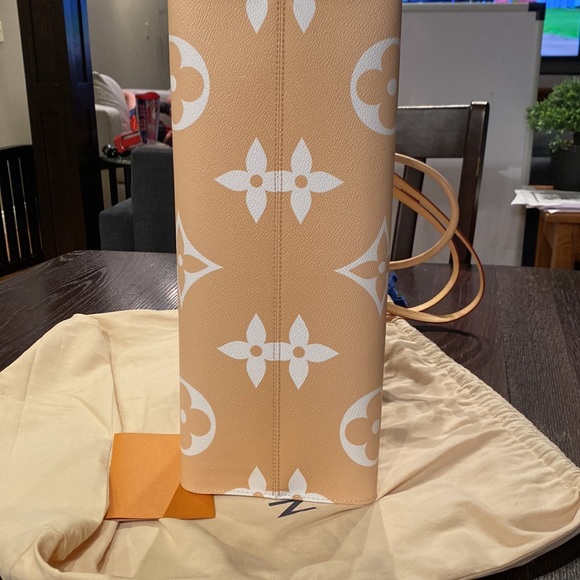 Louis Vuitton Limited Edition Summer Mist Onthego Bag - Picture 12 of 15